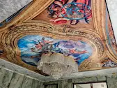 Светещ 3Д таван с полилей в антре с фотопечат - картина в бароков стил - Фреската на добродетелите от Луиджи Гарзи.