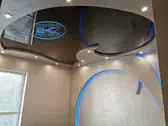 Опънат таван Пловдив с обли форми в спалня.