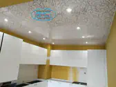 Опънат таван в кухня - светло бежов гланц с кафяви линии.