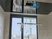 Черен огледален таван с полилей - монтаж в Пловдив.