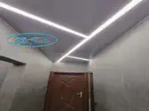 Фигуративен опънат таван със светещи профили в коридор Враца - сив гланц.