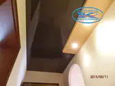 Кафяв опънат таван в коридор.