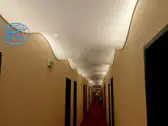 Опънат таван в коридор с дължина 35 м., на вълни, с диодно осветление в хотел.