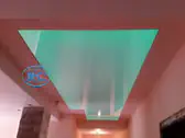 Светещ огледален опънат таван в коридор с RGB LED осветление.
