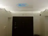 Опънати тавани Варна - светещ опънат таван в коридор, на вълни - транслуцентен лак.