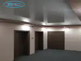 Опънат таван в коридор Бели Нощи - през деня е бял гланц.