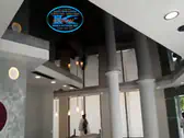 Опънати тавани Търговище - черен огледален гланц в заведение.