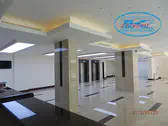 Светещи опънати тавани с LED ленти в фоайе.