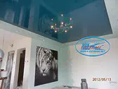 Огледален опънат таван в цвят Петрол и опъната стена с принт.
