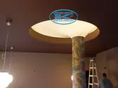 Светещ опънат таван в бар с 3D форма и LED ленти.