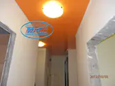 Опънат таван в коридор - оранжев, огледален лак.