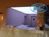 Светещ опънат таван с RGB LED ленти, в бар.