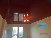 Огледален опънат таван бордо лак в спалня.