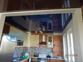 Син огледален опънат таван в кухня.