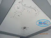 Огледален опънат таван в Пловдив - бял гланц в детска стая с флорални мотиви.