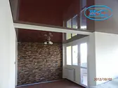 Опънати тавани в хол - кафяв гланц.