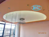 Опънат таван в хол бял гланц, без шев с диодно осветление.